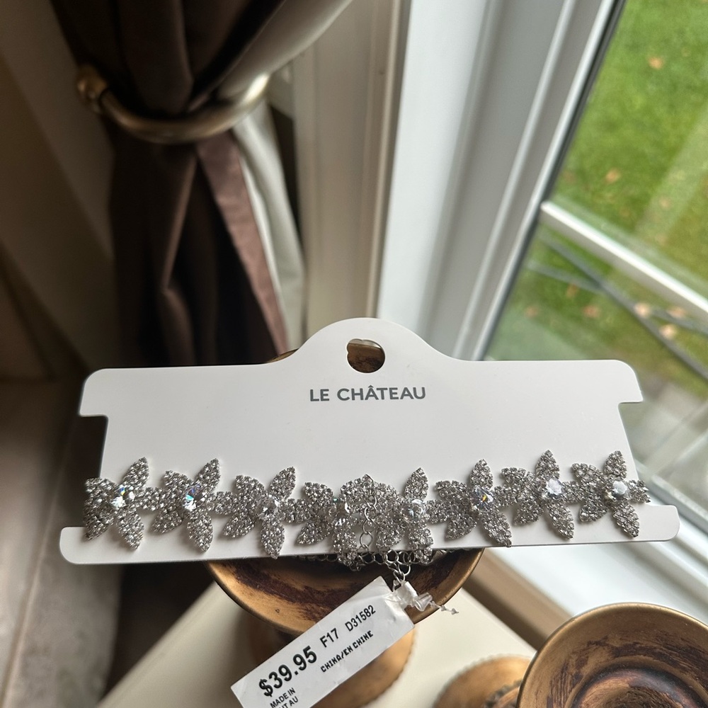 Le chateau Silver Floral Choker Necklace